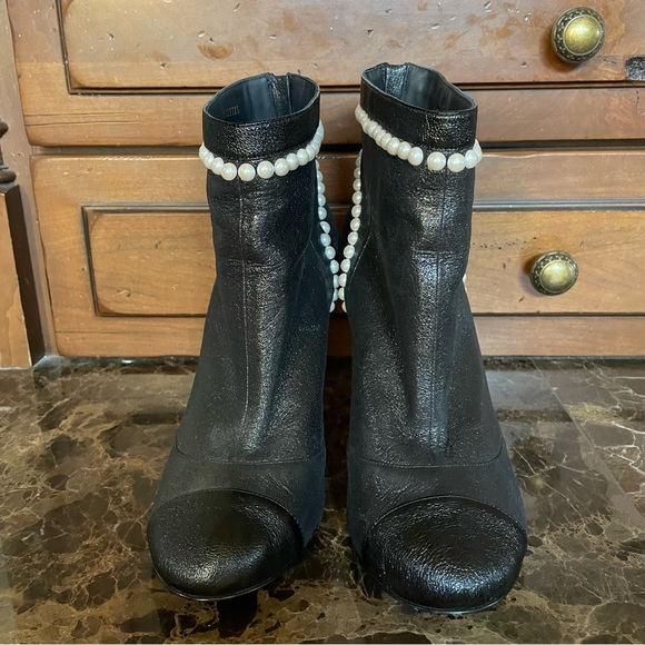 CHANEL Short Boot BLK W/pearls Size 41 worn once to twist- scuff, slip proof. - Picture 6 of 9